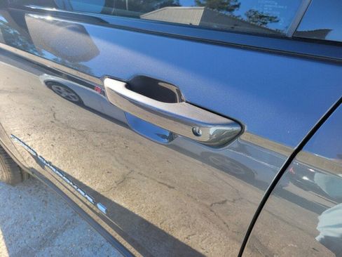 Used 2023 Jeep Grand Cherokee L Limited w/ Luxury Tech Group II image 10