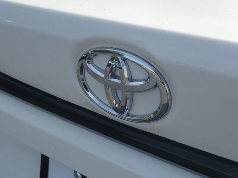 Used 2022 Toyota Corolla LE image 6