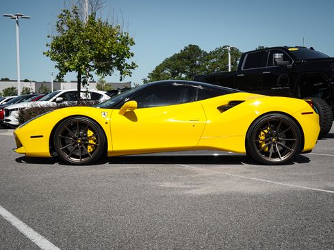 Used 2018 Ferrari 488 GTB RWD image 7