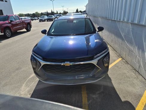 Used 2024 Chevrolet Trax LT FWD image 2