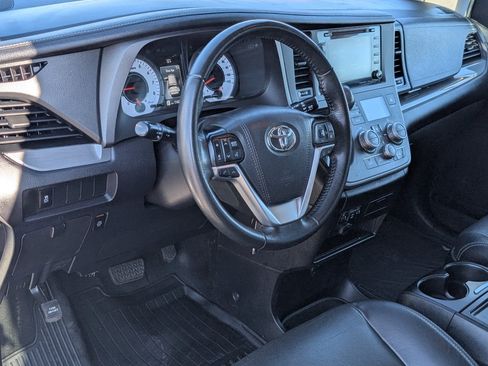 Used 2020 Toyota Sienna SE w/ Nightshade Edition FWD image 15
