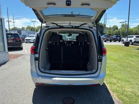 Used 2024 Chrysler Pacifica Limited FWD image 8