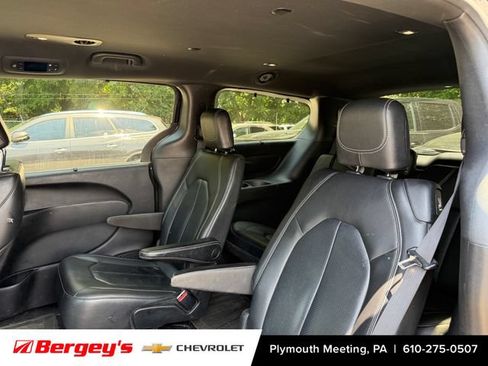 Used 2020 Chrysler Pacifica Touring-L AWD/4WD image 5