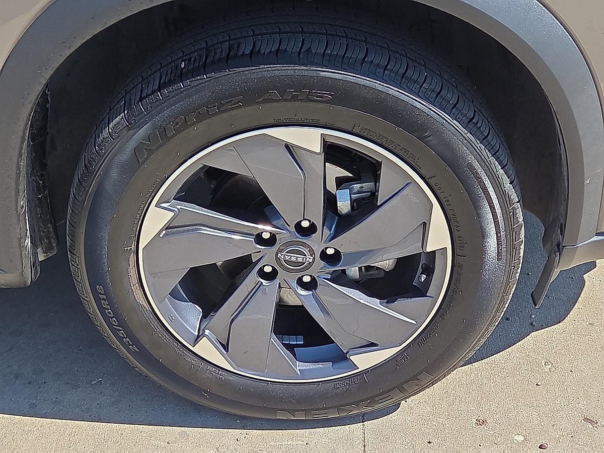 Used 2025 Nissan Rogue SV FWD image 11