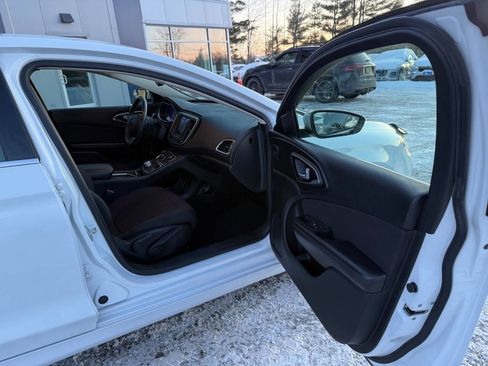 Used 2015 Chrysler 200 Limited w/ Convenience Group image 9