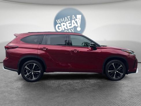 Used 2022 Toyota Highlander XSE AWD/4WD image 2
