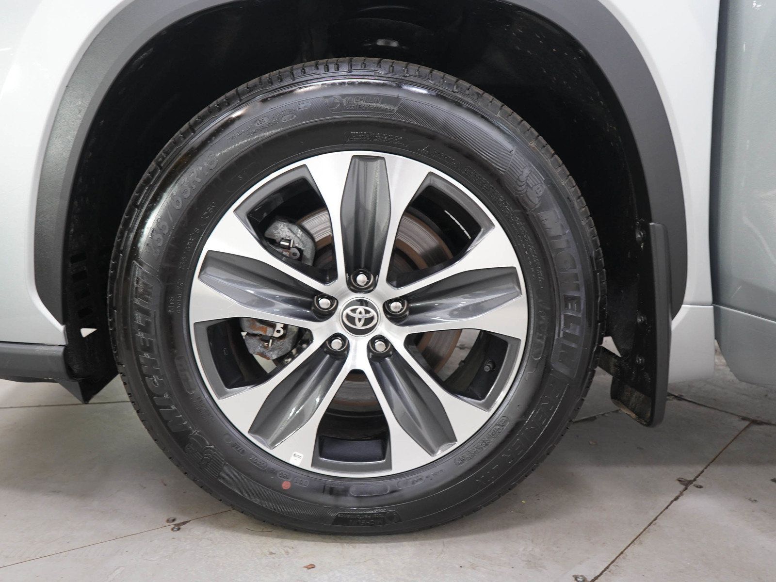 Used 2025 Toyota Highlander XLE AWD/4WD image 30