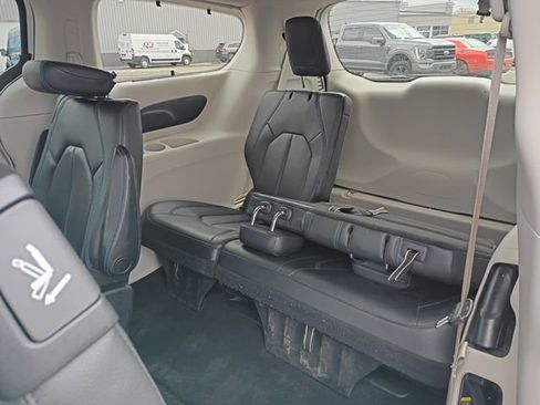 Used 2021 Chrysler Pacifica Touring-L w/ Uconnect Theater Family Group AWD/4WD image 16