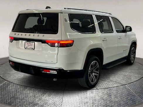 Used 2024 Jeep Wagoneer Series II w/ Flexible Seating Group image 8