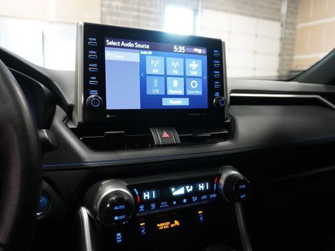 Used 2022 Toyota RAV4 SE image 11