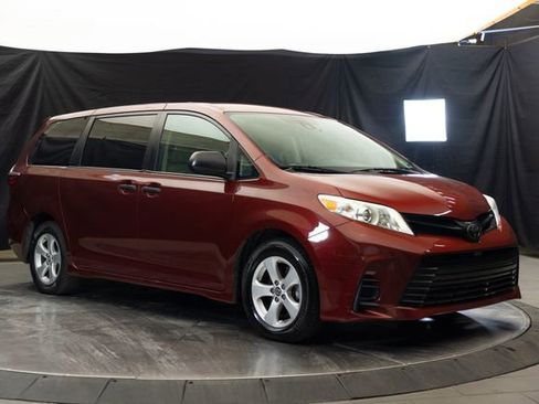 Used 2020 Toyota Sienna L FWD image 2