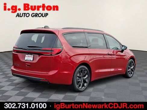 New 2026 Chrysler Pacifica Select w/ S Appearance Package image 4