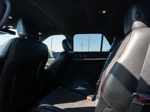 Used 2018 Ford Explorer XLT w/ Equipment Group 202A FWD image 7