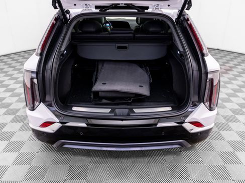 Certified 2025 Cadillac Optiq Luxury 2 w/ LPO, Floor Liner Package AWD/4WD image 33