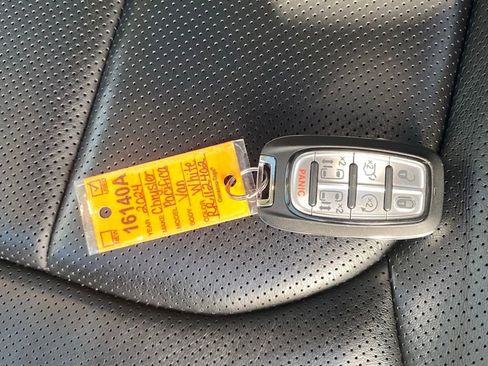 Used 2024 Chrysler Pacifica Limited image 26