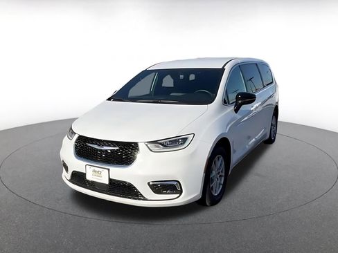 Used 2025 Chrysler Pacifica Select image 7