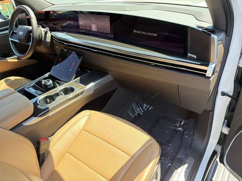 Used 2025 Cadillac Escalade ESV Premium Luxury AWD/4WD image 13