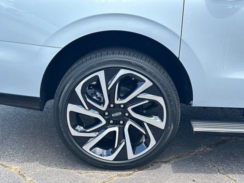 New 2026 Lincoln Navigator L Reserve AWD/4WD image 18