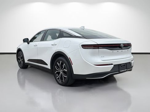 Used 2023 Toyota Crown Limited image 5