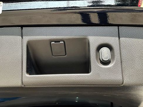 Used 2017 Cadillac Escalade Platinum AWD/4WD image 25