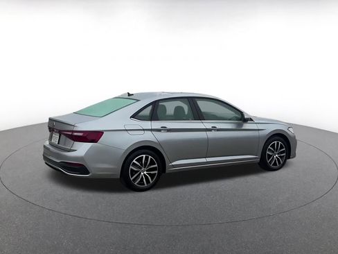 Used 2025 Volkswagen Jetta SE image 9