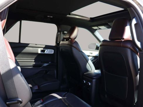 Used 2020 Ford Explorer Platinum w/ Premium Technology Package image 35