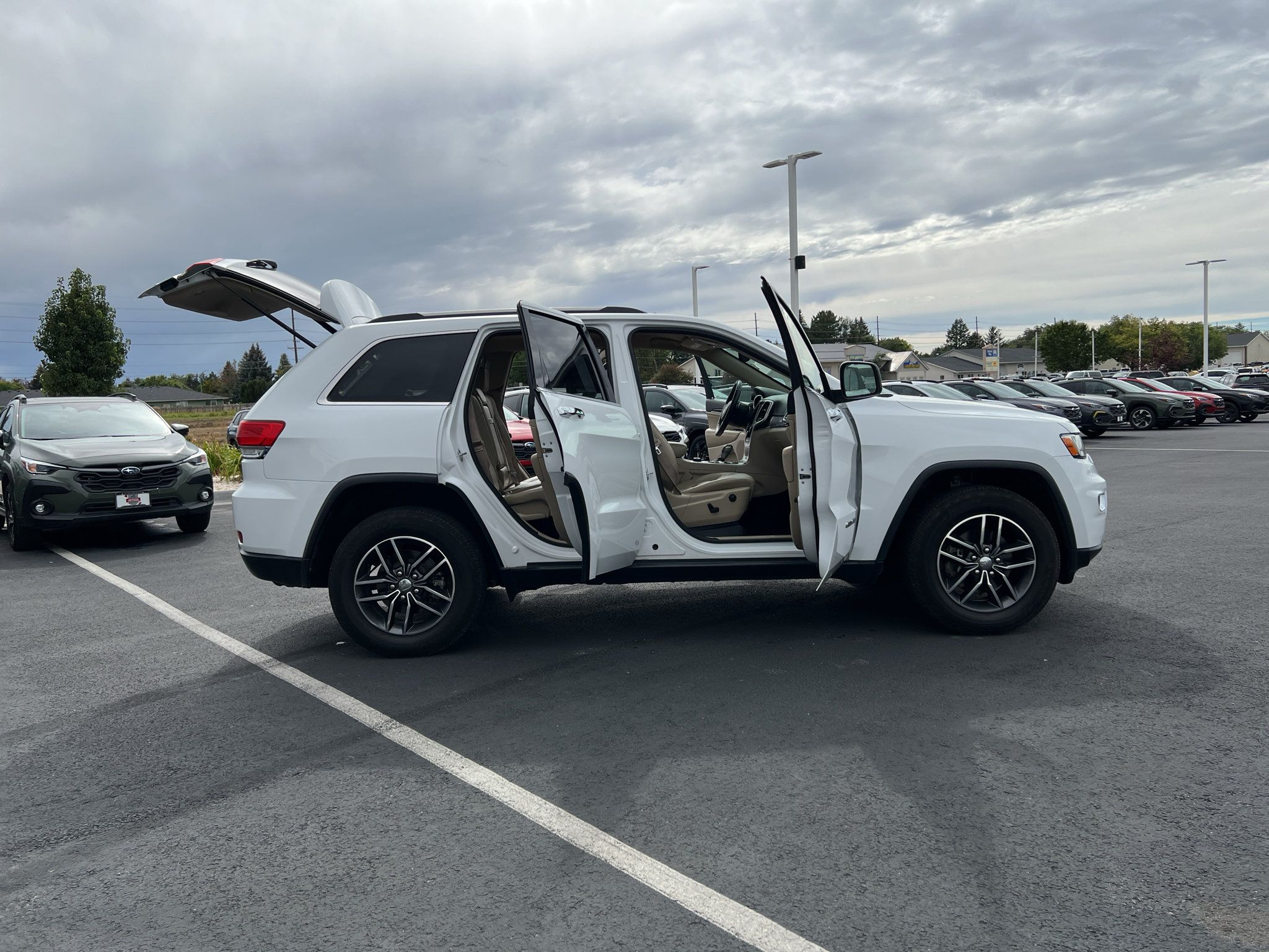 Used 2017 Jeep Grand Cherokee Limited AWD/4WD image 4