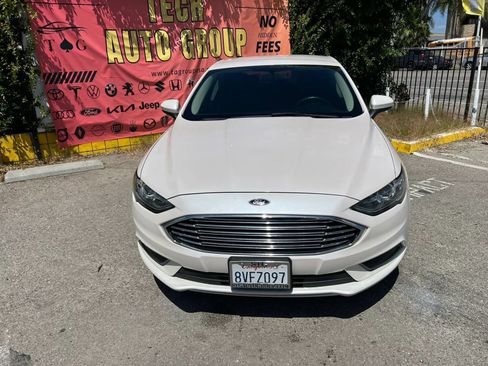 Used 2017 Ford Fusion SE FWD image 2