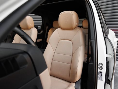 Certified 2025 Porsche Cayenne AWD/4WD image 5