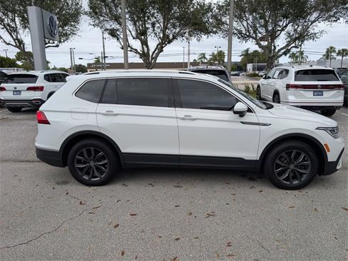 Used 2022 Volkswagen Tiguan SE w/ Panoramic Sunroof Package image 8