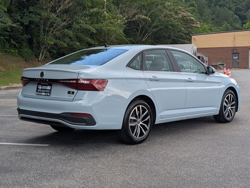 Used 2025 Volkswagen Jetta SE w/ Sunroof Package FWD image 9