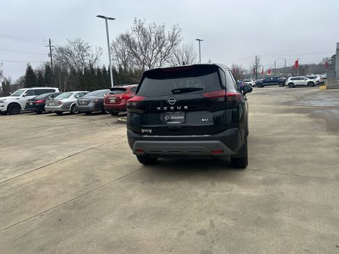 Used 2023 Nissan Rogue SV image 4