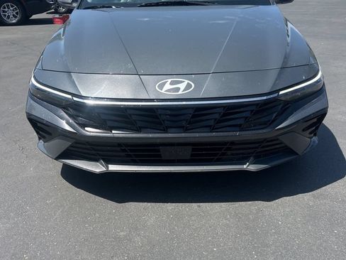 Used 2025 Hyundai Elantra Limited FWD image 4