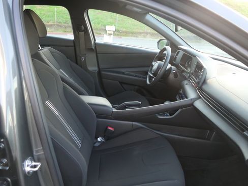 Certified 2025 Hyundai Elantra Sport image 26