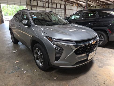 Used 2025 Chevrolet Trax LT w/ LT Convenience Package FWD image 6