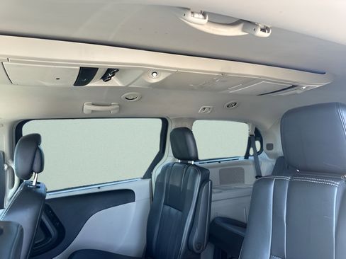 Used 2015 Chrysler Town & Country Touring-L w/ Trailer Tow Group FWD image 19