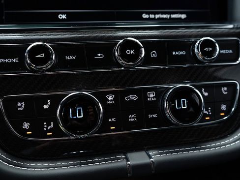 Certified 2025 Bentley Bentayga Extended Wheelbase image 38