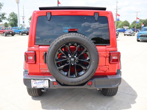 Used 2025 Jeep Wrangler Unlimited Sahara w/ Safety Group AWD/4WD image 6