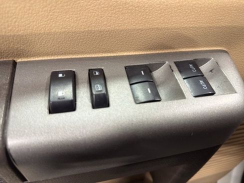 Used 2014 Ford F250 Lariat w/ Lariat Interior Package image 11