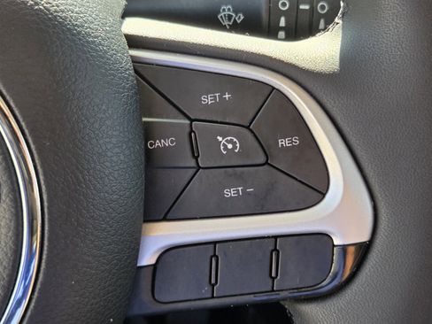 Used 2018 Jeep Renegade Latitude image 23