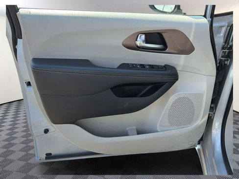 Used 2023 Chrysler Voyager LX FWD image 8