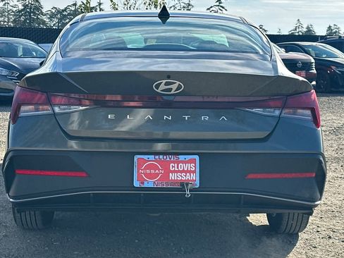 Used 2025 Hyundai Elantra SE image 8