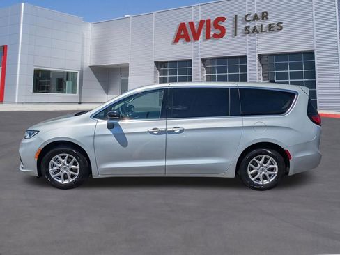 Used 2024 Chrysler Pacifica Touring-L FWD image 10