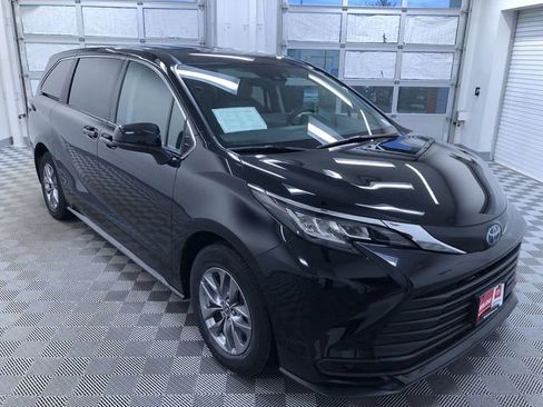 Certified 2022 Toyota Sienna LE image 37