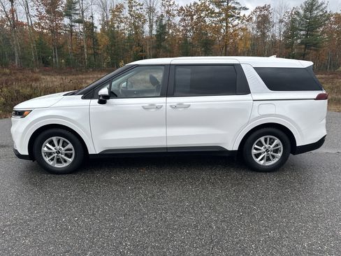 Used 2023 Kia Carnival LX image 8