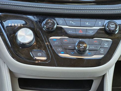 Used 2024 Chrysler Pacifica Limited FWD image 23