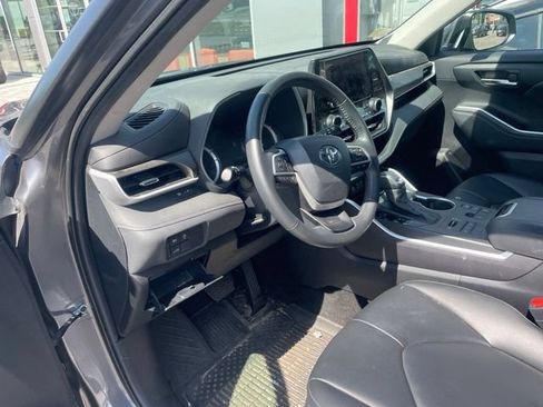 Used 2024 Toyota Highlander XLE AWD/4WD image 3