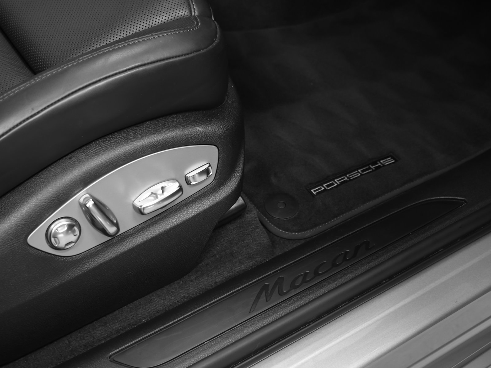 Certified 2023 Porsche Macan AWD/4WD image 18