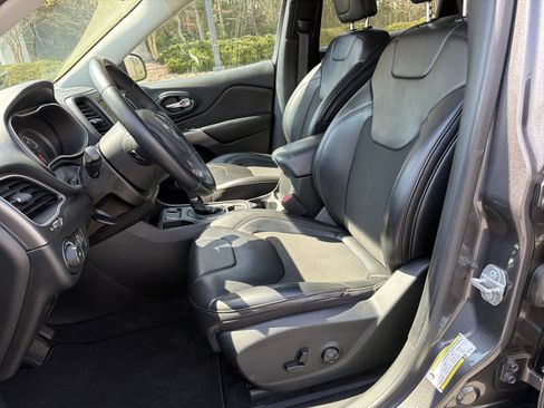 Used 2019 Jeep Cherokee Latitude Plus image 9