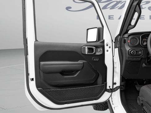 Used 2024 Jeep Wrangler Unlimited Rubicon AWD/4WD image 12